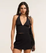 Short pollera corto confeccionado en bengalina con viscosa certificada, con cierre por cremallera invisible en la parte de atrás y recorte delantero.