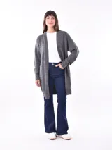 Saco color beige de tejido de punto, con mangas largas y corte holgado.