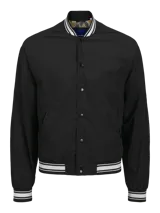 Campera bomber negra con cuello tipo baseball y puños de canalé. Cierre frontal con botones a presión y bolsillos laterales.