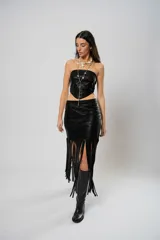Falda midi de cuerina negra con flecos y abertura lateral.