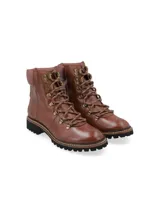 Borcego alpino color verde oliva de cuero napa con detalles metálicos, base de goma estilo trucker con pespuntes naturales en contraste y cordones de algodón al tono. Diseñado en Uruguay y fabricado en Brasil.