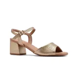 Sandalia de cuero negra con taco bloque y pulsera al tobillo con hebilla dorada.