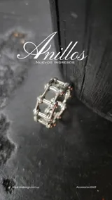 Anillo plateado de acero inoxidable con diseño de eslabones de cadena de moto.