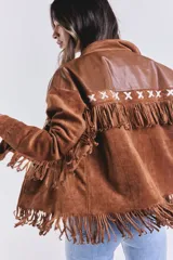 Campera marrón de gamuza con flecos y detalles en cuero sintético en la parte superior. Corte suelto.