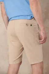 Bermuda color beige claro de lino y algodón, corte clásico, con bolsillos laterales y traseros.