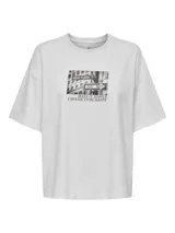 Remera gris melange de algodón con hombros caídos y cuello redondo. Estampado frontal con la frase "Make it simple, choose to be happy" y una imagen de señales de tránsito de Nueva York.