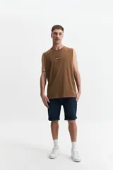 Musculosa negra de algodón con corte oversize y estampado en turquesa en la espalda con la frase "Good things Never come from Comfort Zones" y el logo de la marca Mistral.