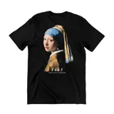 Remera marrón con estampado de la pintura 'La joven de la perla' de Johannes Vermeer en la espalda.