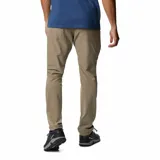 Pantalón de vestir negro, de corte recto, con bolsillos laterales y traseros. Se ajusta a la cintura con cinturón de cuero marrón.