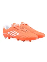 Championes de fútbol Umbro modelo Classico III HG para hombre, color azul marino con detalles y logo en naranja. Presentan una suela con tapones moldeados fijos (HG) para césped firme.