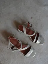 Sandalias de cuero color fucsia con tiras finas cruzadas y strass.