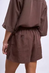 Short color marrón con cintura elastizada y bolsillos laterales.