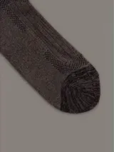 Pack de 3 pares de medias de corte medio en colores negro, gris oscuro y gris claro, con logo CK en el tobillo y detalles acanalados en la parte superior.