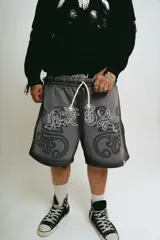 Bermuda de felpa gris oscuro con lavado gastado, corte ancho, estampado con serigrafía premium y bordado a un color.