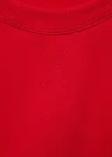 Sweater rojo de algodón con cuello redondo y mangas largas.