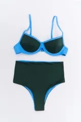 Conjunto de bikini negro y dorado, con corpiño triangular y bombacha clásica con cintura alta.