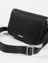 Bandolera beige de poliéster con correa larga ajustable negra.