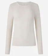 Suéter negro de punto acanalado con mangas largas y cuello redondo.