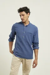 Camisa amarilla de lino con cuello mao y manga larga.