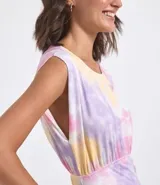 Vestido corto musculosa con escote redondo y estampado tie dye en tonos pastel.