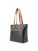 Cartera shopper de cuero vacuno color negro con detalles en marrón. Tiene logo metálico de la marca, doble asa de hombro y bolsillo frontal con cierre.