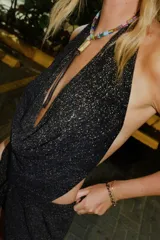 Top marrón de tejido de punto con escote halter y espalda descubierta.