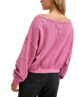 Buzo blanco de tejido térmico de algodón con textura. Tiene escote redondo ancho, mangas dolman caídas con puños elastizados, costuras expuestas y dobladillo con banda.