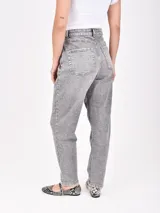 Pantalón jean gris de corte mom con tiro alto y lavado claro.