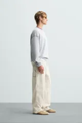 Sweater negro de algodón con cuello redondo y mangas largas. Tiene un acabado lavado con efecto desgastado y rib en cuello, puños y bajo.