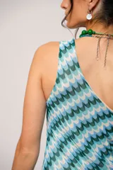 Vestido corto con estampado geométrico en tonos celeste, azul y verde. Diseño de un solo hombro.