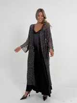 Kimono largo color crema, calado con diseño floral. Incluye lazo de satén para usarlo abierto o cerrado.