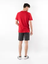 Bermuda gris de corte chino, con bolsillos laterales y traseros, cierre con cremallera y botón, trabillas para cinturón y logo de Calvin Klein bordado en la parte trasera.