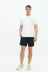 Short de baño liso color azul marino, con cintura elástica ajustable con cordón, dos bolsillos laterales, un bolsillo trasero y logo bordado.