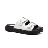 Sandalias blancas con plataforma negra y dos tiras anchas con hebillas plateadas.