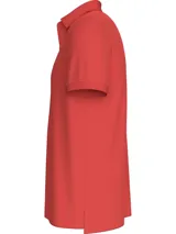 Chomba roja de Tommy Hilfiger, modelo 1985, de corte regular y mangas cortas. Tiene cuello tipo chomba, cartera de dos botones y logo bordado en el pecho. El cuello tiene un diseño de rayas. Confeccionada en mezcla de algodón y poliéster.