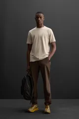 Camiseta relaxed fit color beige confeccionada en tejido con mezcla de algodón, cuello redondo, manga corta y logo estampado en el bajo. Zara Athleticz.