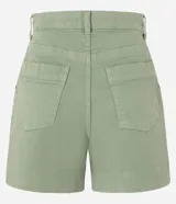 Short de mujer de sarga color beige claro, tiro alto, con pespuntes contrastantes en color blanco o crema. Presenta un corte regular y bolsillos delanteros y traseros.