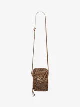 Mini cartera tipo bandolera con estampado animal en tonos marrones. Tiene cierre superior con cremallera, bolsillo frontal y correa larga ajustable.