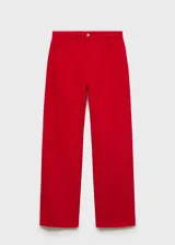 Pantalón de jean recto color rojo, con tiro alto, cinco bolsillos, cierre de cremallera y botón. La modelo mide 1,79 y lleva una talla S/36.