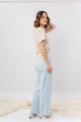Pantalón jogger wide fit color amarillo pastel, confeccionado en algodón suave, con cintura elástica con cordón ajustable y bolsillos laterales funcionales.
