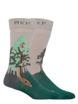 Calcetines de caña media con diseño de paisaje de bosque en tonos grises, verdes y naranjas. Confeccionados en bambú y spandex.