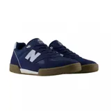 Championes urbanos New Balance modelo NM600SMB, color azul marino con detalles en celeste y suela marrón.
