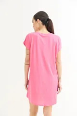 Vestido corto color verde oliva con estampado de dos rostros en color blanco.