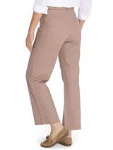 Pantalón de pierna recta y tiro alto color beige, con bolsillos estilo carpintero y cinturón con hebilla metálica.