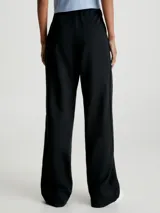 Pantalón de chándal de pierna ancha en color negro, confeccionado en punto milano con logo de Calvin Klein.