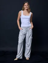Pantalón cargo de lino color blanco, marca Marissa Olivia. Tiene pretina ancha elastizada con lazo de ajuste, bolsillos inclinados delanteros y bolsillos laterales con botón.