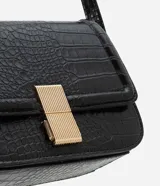 Cartera mediana transversal de PU con estampa crocco y cierre por locker metalizado.