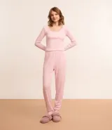 Pijama largo rosado de ribana con lunares, compuesto por una blusa de mangas largas y cuello redondo, y un pantalón largo con cintura elástica.