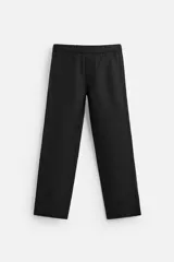 Pantalón negro regular fit confeccionado en tejido de lino. Cintura ajustable con cordón interior, bolsillos frontales y detalle de bolsillos traseros de vivo.