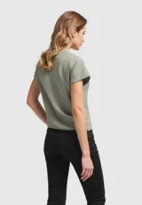 Remera de manga corta color crudo con estampado central de un diseño floral con la palabra "Australia" y el año "1946".